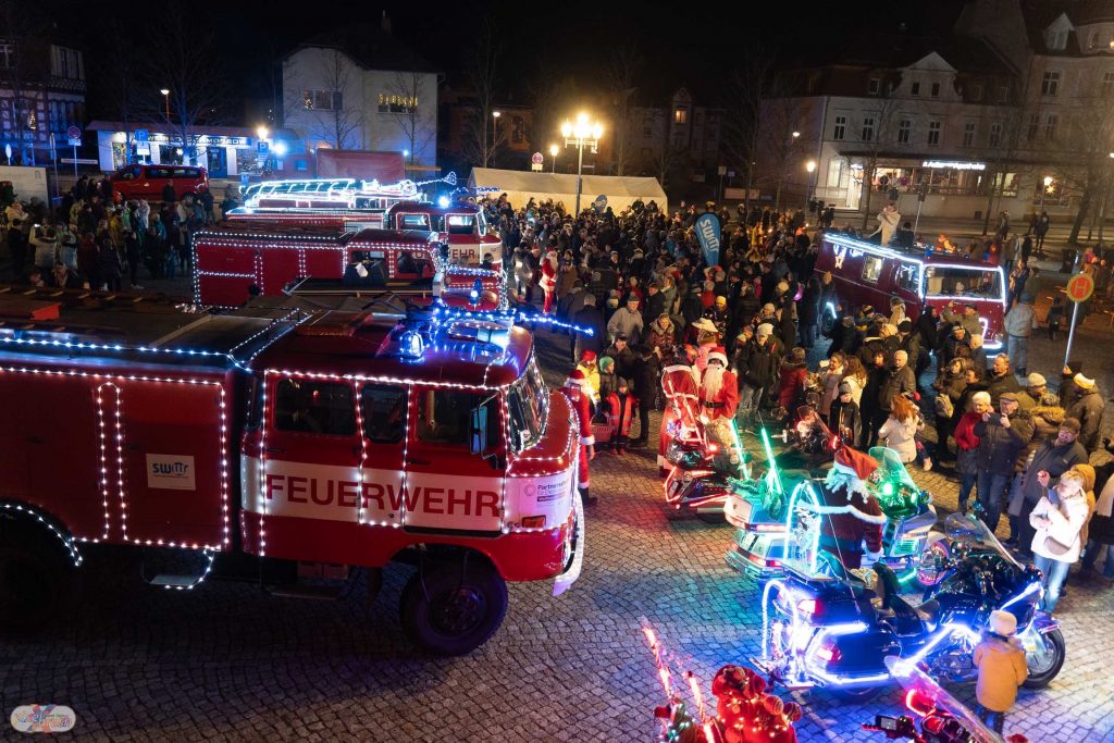 Marktplatz in Weißwasser mit beleuchteten Feuerwehrautos